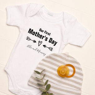 Body Para Bebé Nuestro primer día de la madre personalizado