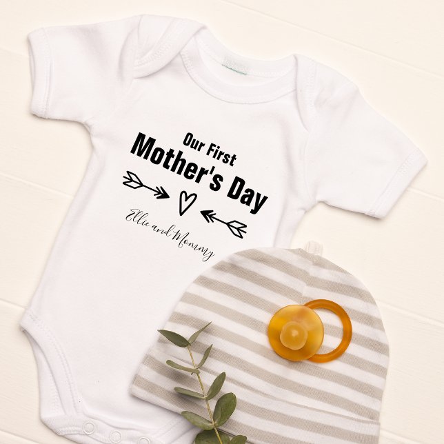 Body Para Bebé Nuestro primer día de la madre personalizado (Our First Mother's Day Personalized Baby Bodysuit)