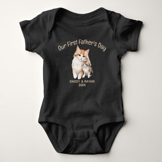 Body Para Bebé Nuestro Primer Día del Padre, Gatito bebé nombre p (Anverso)