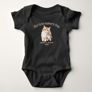 Body Para Bebé Nuestro Primer Día del Padre, gatito con nombre pe