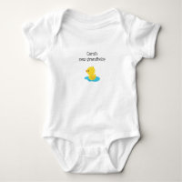 Nuevo Grandbaby con el pato del bebé en charco