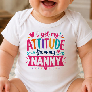 Body Para Bebé Obtengo Mi Actitud De Mi Niñera Bodysuit