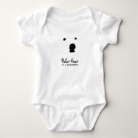 Oso polar en una camiseta de tormenta de nieve