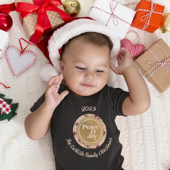 Body Para Bebé Paz y alegría Navidades de nombre de familia de or (Peace & Joy Pink Gold Family Name Christmas Toddler T-shirt with Light-Colored Text for Dark Shirts.)
