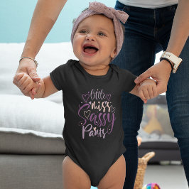 Body Para Bebé Pequeña Miss Sassy Pants Chica de tipografía púrpu