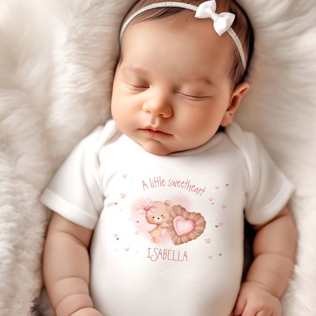 Body Para Bebé Pequeño Chica de nombre de bebé rosado (Little Sweetheart Pink Baby Bear Girl Baby Bodysuit)