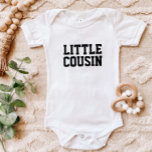 Body Para Bebé Pequeño primo | Familia Matanza de Niños<br><div class="desc">Prendas personalizados personalizadas con el texto gráfico "Little Cousin" u otro texto personalizado. Utilice las herramientas de diseño para editar los tipos de letra y los colores del texto o agregue sus propias fotos para crear un diseño de camiseta personalizado. Seleccione entre una amplia variedad de camisetas, camisetas de tanque...</div>