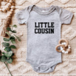 Body Para Bebé Pequeño primo | Familia Matanza de Niños<br><div class="desc">Prendas personalizados personalizadas con el texto gráfico "Little Cousin" u otro texto personalizado. Utilice las herramientas de diseño para editar los tipos de letra y los colores del texto o agregue sus propias fotos para crear un diseño de camiseta personalizado. Seleccione entre una amplia variedad de camisetas, camisetas de tanque...</div>