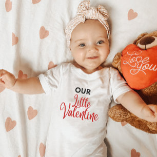 Body Para Bebé Pequeño San Valentín en camino a la Invitación del