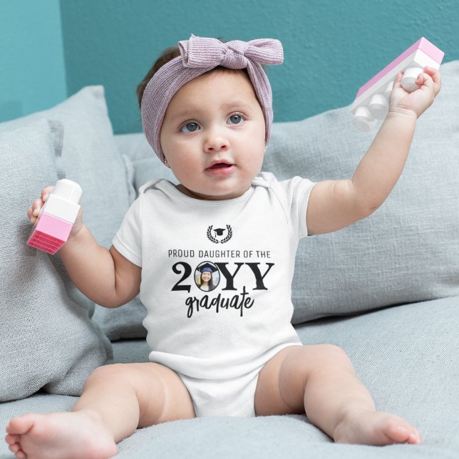 Body Para Bebé Personalizado Hija Orgullosa moderna del graduado (Subido por el creador)