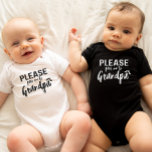 Body Para Bebé Por favor, envíame al abuelo Funny Abuelo para que<br><div class="desc">¡Adorable y divertido traje de bebé para el futuro abuelo! Delicioso diseño con el lúgubre texto: 'Por favor,  pásame al abuelo.' ¡El regalo perfecto para celebrar la alegría del abuelo!</div>
