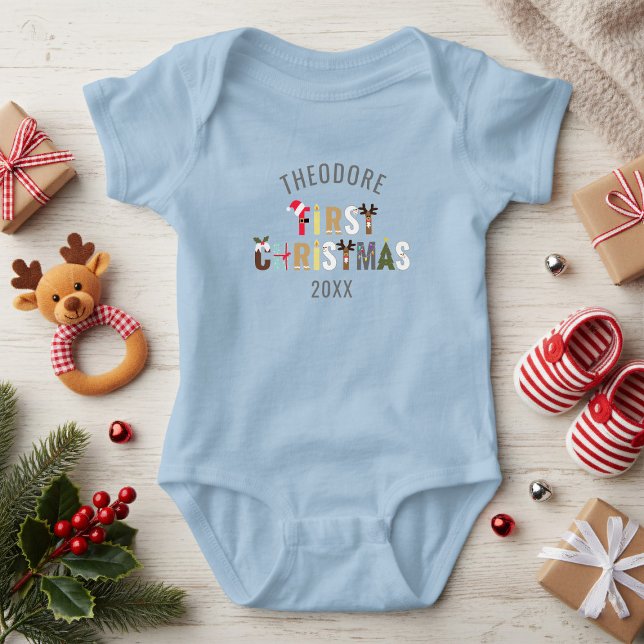 Body Para Bebé Primer nombre de Navidad Cartas festivas para bebé (First Christmas Boy Name Festive Baby Bodysuit. Just add a name and year)