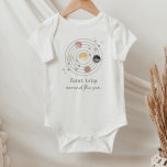 Body Para Bebé Primer viaje alrededor del espacio solar<br><div class="desc">Celebra el primer cumpleaños de tu pequeña con este diseño de "Primer viaje alrededor del sol",  con diferentes planetas y elementos de estrellas. Puede editar el color de 2 planetas,  más los elementos de estrella.</div>