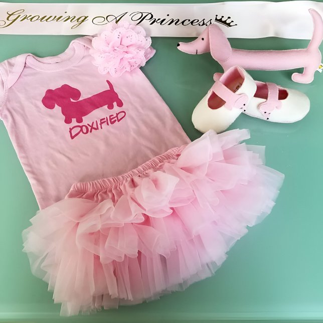 Body Para Bebé Princesa Rosa Dachshund Doxix Bebé One Piece (Doxified one piece for a up and coming dachshund lover, paired with a sweet tutu.)