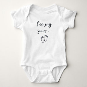 Body Para Bebé Pronto. Invitación del embarazo de los pies del b
