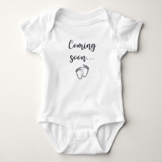 Body Para Bebé Pronto. Invitación del embarazo de los pies del be