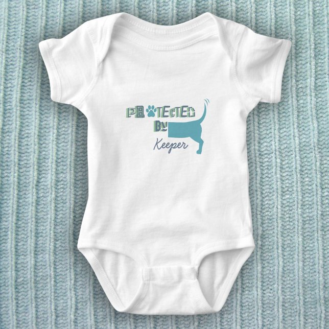 Body Para Bebé Protegido Por Nombre De Perro Cute Bebé ("Protected By" baby bodysuit for your newborn can be customized with your dog's name!)