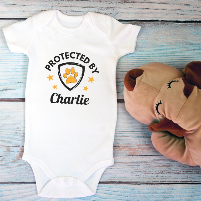 Body Para Bebé "Protegido por" Nombre de perro Personalizado ("Protected By" Custom Dog Name Cute Baby Bodysuit)