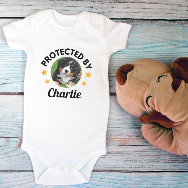 Body Para Bebé "Protegido por" Personalizado Nombre y foto de per ("Protected By" Custom Dog Name and Photo Baby Bodysuit)