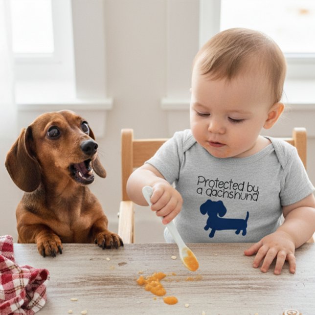 Body Para Bebé Protegido por un Dachshund (azul) (Protected by a dachshund - my wiener dog looks out for me and my shirt says so!)