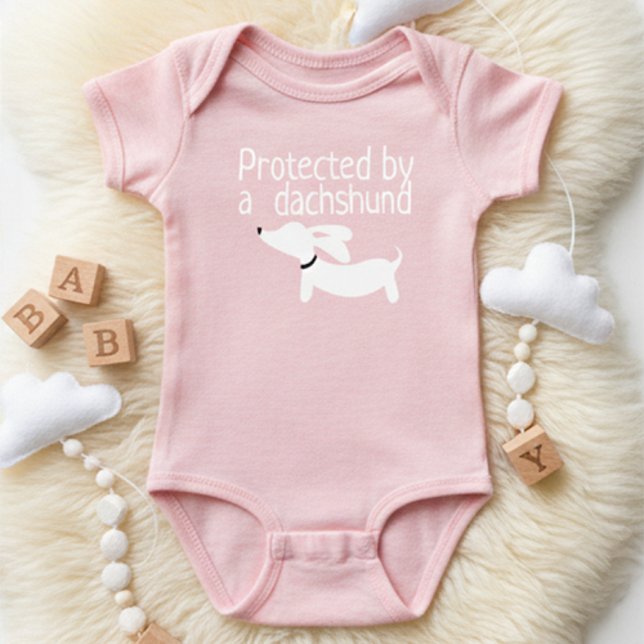 Body Para Bebé Protegido por un traje de bebé de Dachshund (Protected by a dachshund for a baby gift)