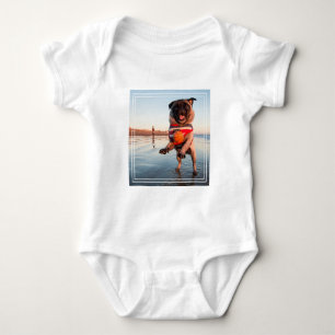 Body Para Bebé Pug jugando a pelota en la playa