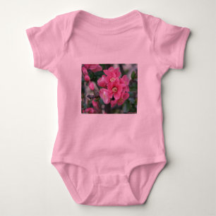 Body Para Bebé Quince florido de color rosa primavera