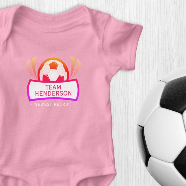 Body Para Bebé Recluta Más Reciente Fútbol Rosa Personalizado (Subido por el creador)