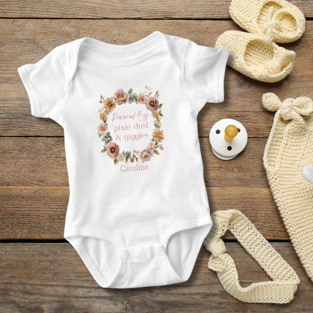 Body Para Bebé Regalo de niñas de flores rosadas personalizadas (Pink Floral Wreath Personalized Baby Girl Body suit.  Powered by Pixie Dust and Giggles. )