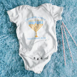 Body Para Bebé Reunión de la familia Cute Hanukkah Menorah person<br><div class="desc">El personalizado lindo Hanukkah traje de bebé para una reunión familiar judía o fiesta chanukah con una sinagoga. Personaliza con tu propio apellido o información de grupo en azul alrededor de la menorah de bonito.</div>