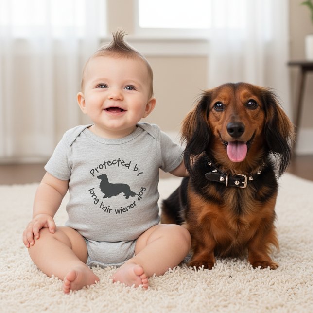 Body Para Bebé Ropa de bebé para perro vienés protegido por un pe (Protected by a Long hair wiener dog - funny newborn baby outfit for baby shower gifts   )