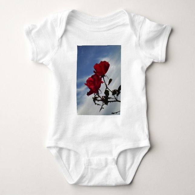 Body Para Bebé Roses rojos contra un brillante cielo azul (Anverso)