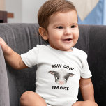 Body Para Bebé Santo Dios, soy un chico lindo<br><div class="desc">Traje corporal para recién nacidos con ilustracion acuarela de una linda vaca bebé. El texto dice "vaca sagrada". Soy lindo".</div>
