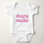 Body Para Bebé Shayna Maidel<br><div class="desc">Camiseta,  onsies,  botones,  imanes y más para su maidel del shayna. Todos los productos son adaptables: cambie el producto,  color del backgournd,  añada una frontera,  o haga un photocard. ¡El regalo perfecto de Chanukah!</div>