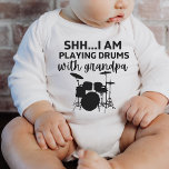 Body Para Bebé shh estoy tocando tambores con el abuelo Funny Dru<br><div class="desc">No sólo una camiseta con tambores,  sino una manera para que tu pequeña pueda hacerles saber a todos sobre su pasión por el tambor usando esta divertida y elegante camiseta.</div>