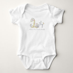 Body Para Bebé Significado del nombre de niña Lily con monograma 