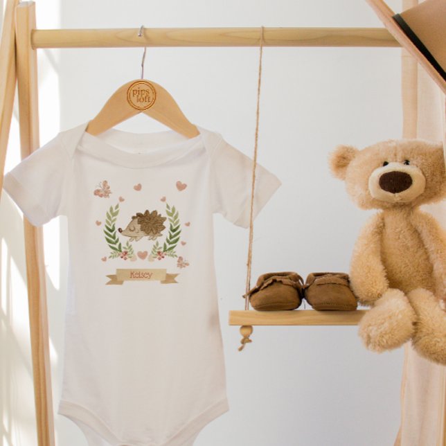 Body Para Bebé Sleepy Hedgehog Baby/Todd Bodysuit (Boho style watercolor hedgehog one piece with leaf & berry wreath with hearts & baby's name banner.)