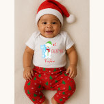 Body Para Bebé Temática de Snowman Baby First Christmas<br><div class="desc">Tu bebé estará listo para las vacaciones en este precioso traje de Navidad Snowman. Este traje de cuerpo blanco muestra un cartel "1er" inspirado por Snowman con Navidades escritos en rojo. El nombre del bebé personalizar debajo del gráfico. ¡Haga su pedido hoy mismo! Fuente de Snowman Rótulo y Navidades rojos:...</div>