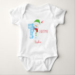 Body Para Bebé Temática de Snowman Baby First Christmas<br><div class="desc">Tu bebé estará listo para las vacaciones en este precioso traje de Navidad Snowman. Este traje de cuerpo blanco muestra un cartel "1er" inspirado por Snowman con Navidades escritos en rojo. El nombre del bebé personalizar debajo del gráfico. ¡Haga su pedido hoy mismo! Fuente de Snowman Rótulo y Navidades rojos:...</div>