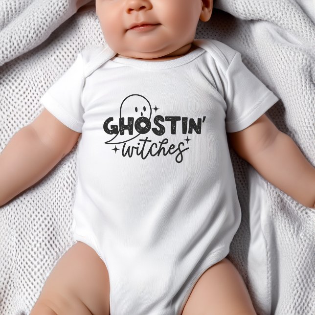 Body Para Bebé Testigos de fantasía Traje para bebé de Halloween (Baby wearing white bodysuit that says "Ghostin' Witches". Design has ghost and stars.)