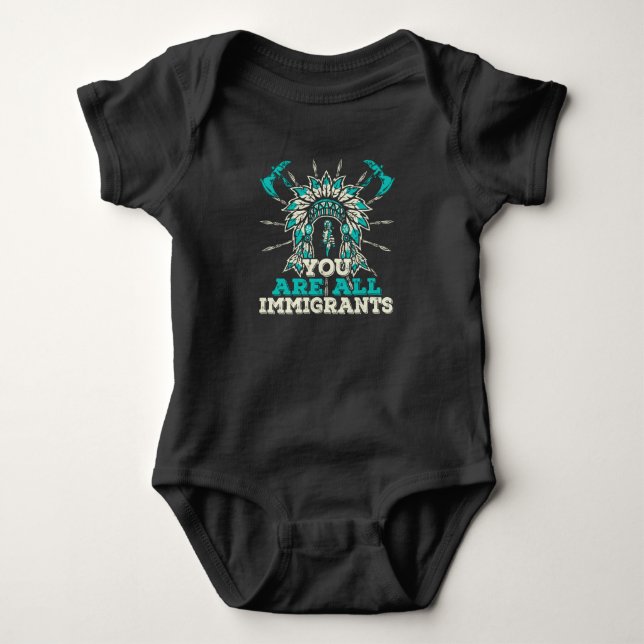 Body Para Bebé Todos ustedes son inmigrantes, diseño nativo ameri (Anverso)