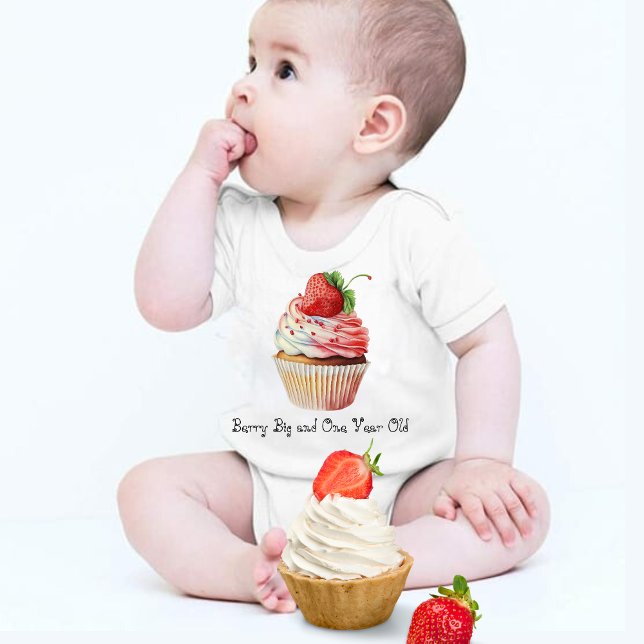 Body Para Bebé Torta de cumpleaños de Berry para su primer año (Subido por el creador)