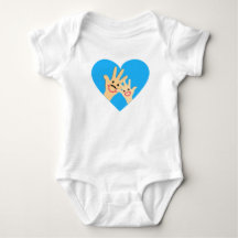 Traje de bebé con corazón azul adorable