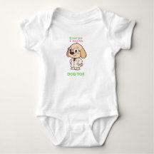 Traje de bebé divertido con perro médico lindo
