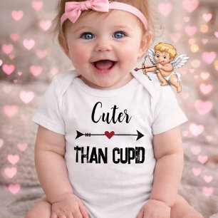 Body Para Bebé Traje de bebé juguetón “Más lindo que Cupido” 