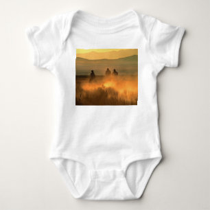 Body Para Bebé Trío de vaqueros: galope de fondo montañoso.