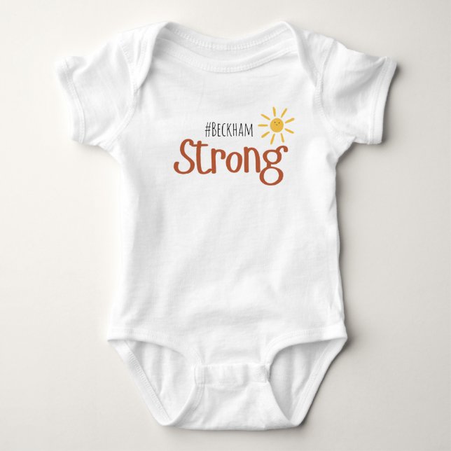 Body Para Bebé Un artículo con el fuerte #name Baby Bodysuit (Anverso)