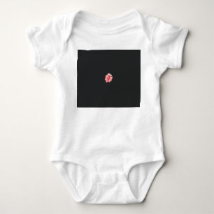 Body Para Bebé un dibujo de una flor roja sobre un fondo blanco