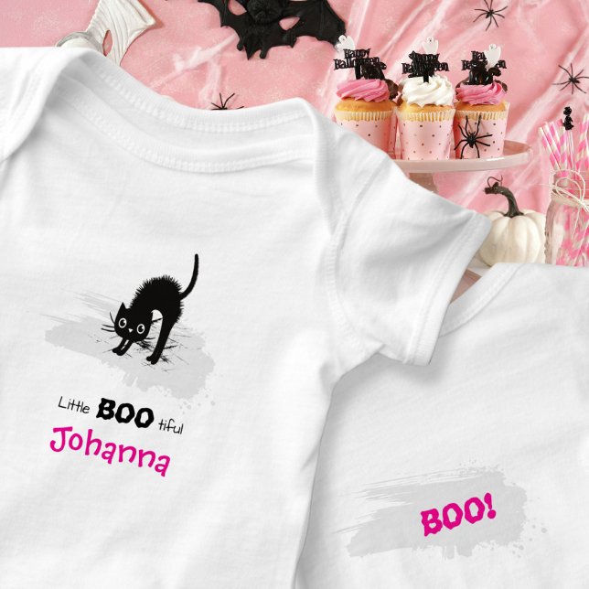 Body Para Bebé Un gato y un fantasma pequeños con un toque de BOO (Little BOO-tifful Cat and Ghost Baby Bodysuit ©Susanne Sachers - Sunny Mind 👻)