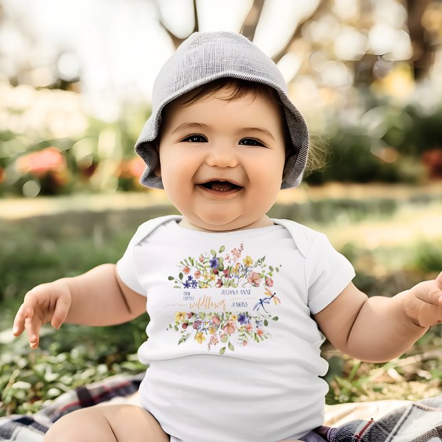 Body Para Bebé Un Pequeño Flor Silvestre Aquí Personalizado (A Little Wildflower Is Here Personalized Baby Bodysuit)